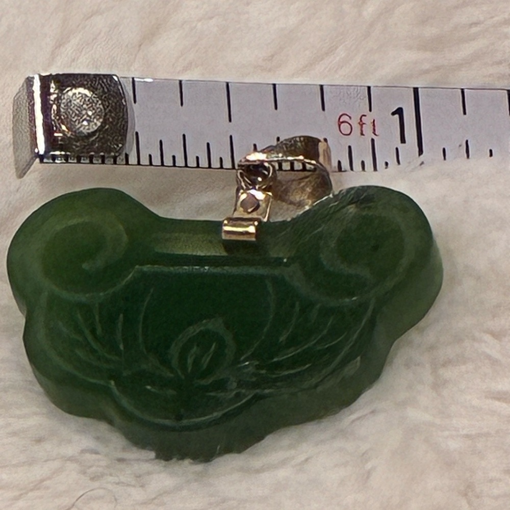 Elegant Green Jade  Ruyi  (如意) Pendant 14k - Picture 3 of 3